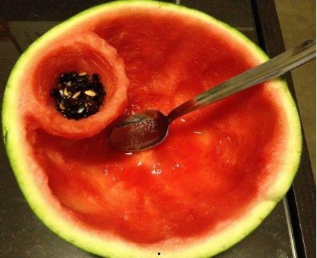 自己吃大半个吃瓜,大半个瓜的独享时光