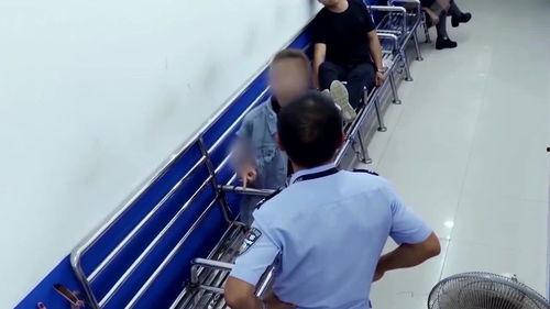 守护解放西女孩吃瓜