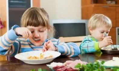 吃瓜把孩子吓哭,吃瓜引发孩子惊哭，家长如何应对