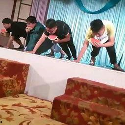 漫展老头吃瓜,老头吃瓜成焦点，揭秘二次元世界里的“瓜界传奇”