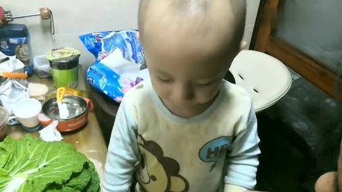宝宝吃瓜吃饭视频,吃瓜吃饭萌态百出