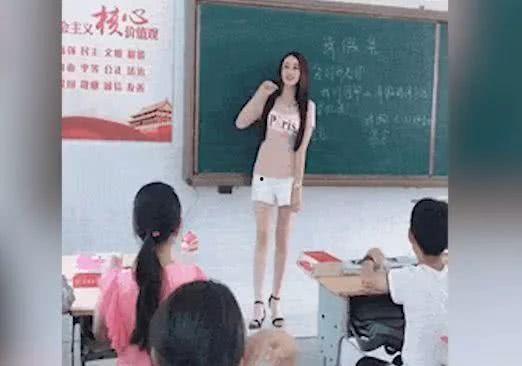 班上吃瓜女